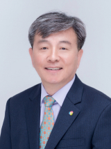 김이진 대구염색산단관리공단 이사장이 11일 서울 삼성동 섬유센터에서 열린 제 34회 섬유의 날 기념식에서 은탑산업훈장을 수훈하고 있다. 대구염색산단관리공단 제공