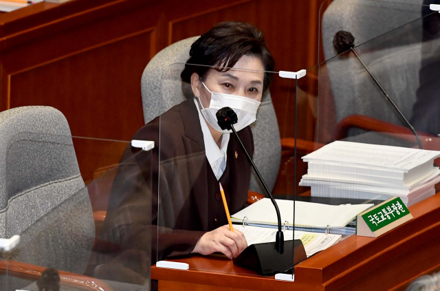김현미 국토부 장관이 10일 국회에서 열린 예산결산특별위원회 전체회의에서 답변하고 있다. 연합뉴스