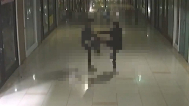 지난 7일 새벽에 부산의 한 지하상가에서 한 남성이 자신과 다투던 여성을 심하게 폭행하는 영상이 폐쇄회로(CC)TV에 고스란히 담겼다. 온라인커뮤니티 캡쳐