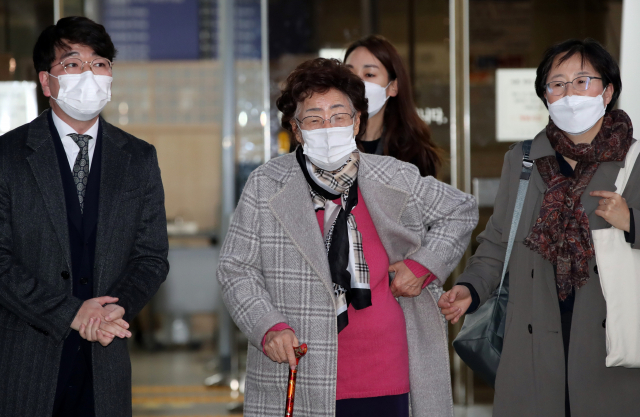 일본군 위안부 피해자 이용수 할머니가 11일 오후 서울 서초구 서울중앙지법에서 열린 일본 정부 상대 손해배상 청구 소송 마지막 변론기일에 증인으로 출석한 뒤 법정을 나서고 있다. 연합뉴스
