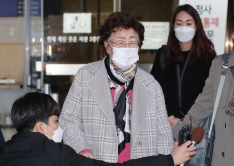 일본군 위안부 피해자 이용수 할머니가 11일 오후 서울 서초구 서울중앙지법에서 열린 일본 정부 상대 손해배상 청구 소송 마지막 변론기일에 증인으로 출석한 뒤 법정을 나서고 있다. 연합뉴스