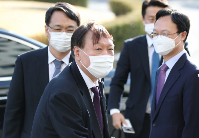 윤석열 검찰총장(가운데)이 지난달 29일 오후 대전 지역 검사들과의 간담회를 위해 대전지방검찰청에 도착해 강남일 대전고검장(왼쪽), 이두봉 대전지검장과 인사를 나눈 뒤 건물로 향하고 있다. 연합뉴스