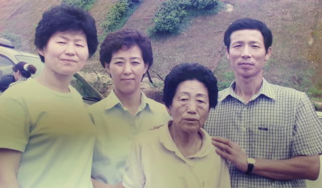 20년전 경주 대능원에서 찍은 故 허덕선(오른쪽 두번째) 씨와 정순자(왼쪽 두번째) 씨 의 가족 사진. 가족제공.
