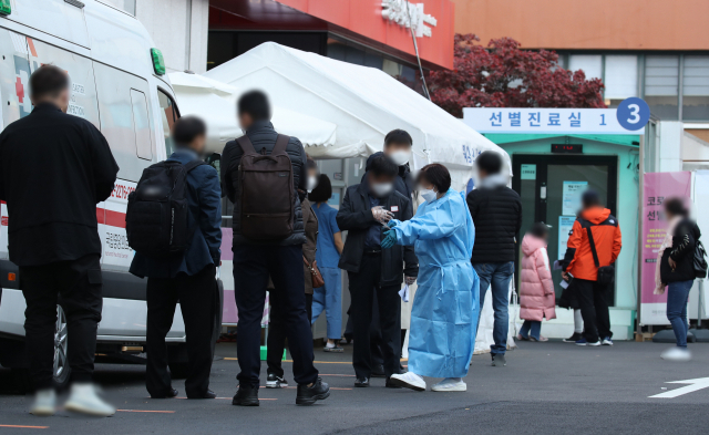 11일 오전 서울 중구 국립중앙의료원 선별진료소에서 시민들이 코로나19 검사를 받기 위해 줄을 서 있다. 연합뉴스