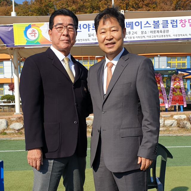 이선희 감독(왼쪽)과 삼성라이온즈 전 레전드 이만수 이사장. 헐크파운데이션 제공