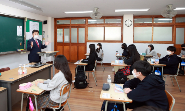 강성환 시의원(왼쪽)이 지난 10월 대구의 한 중학교를 방문해 