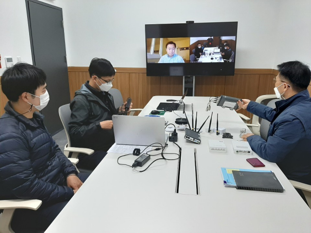 대구경북의 수출업체가 온라인 비대면 수출상담회를 하고 있다. 한국산업단지공단 제공