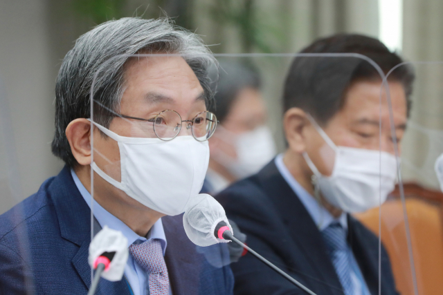 노영민 대통령 비서실장이 13일 국회 운영위원회 전체회의에 출석해 의원 질의에 답변하고 있다. 연합뉴스