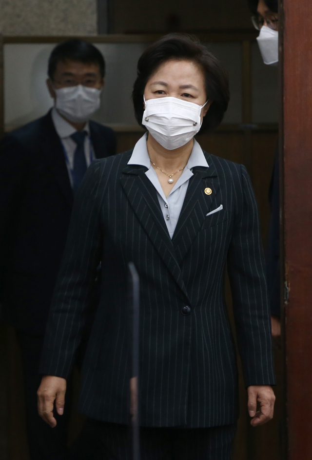 추미애 법무부 장관이 13일 국회에서 열린 공수처장후보추천위원회 2차회의에 참석하고 있다. 연합뉴스