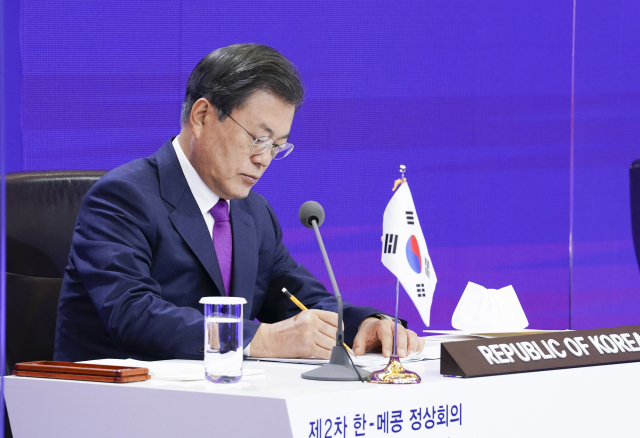문재인 대통령이 13일 청와대에서 열린 한·메콩 화상 정상회의에 참석해 있다. 연합뉴스