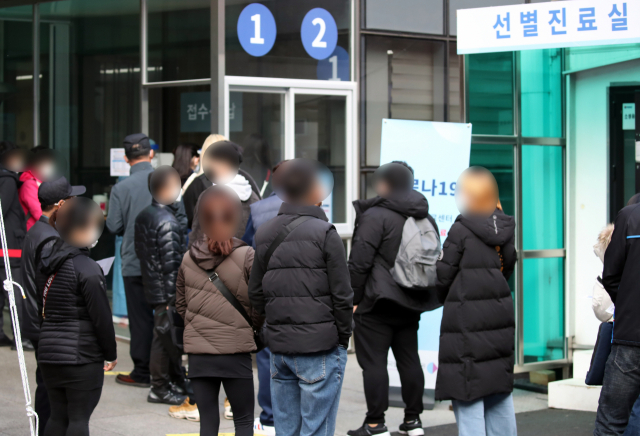 14일 서울 중구 국립중앙의료원 선별진료소 앞이 붐비고 있다. 전날 코로나19 신규 확진자는 205명으로, 9월초 후 다시 200명대로 올라섰다. 연합뉴스