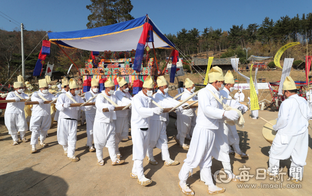 (사)나라얼연구소 주최로 열린 제7회 한국 전통상례문화 국제학술세미나에서 대구 달성군 설화리 상여소리보존회가 전통 상여행렬을 재연하고 있다. 매일신문DB