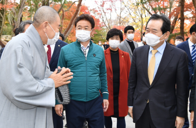 정세균 국무총리(오른쪽)가 14일 이철우 경북도지사(중간)와 함께 경북 경주시 불국사를 찾았다. 경북도청 제공