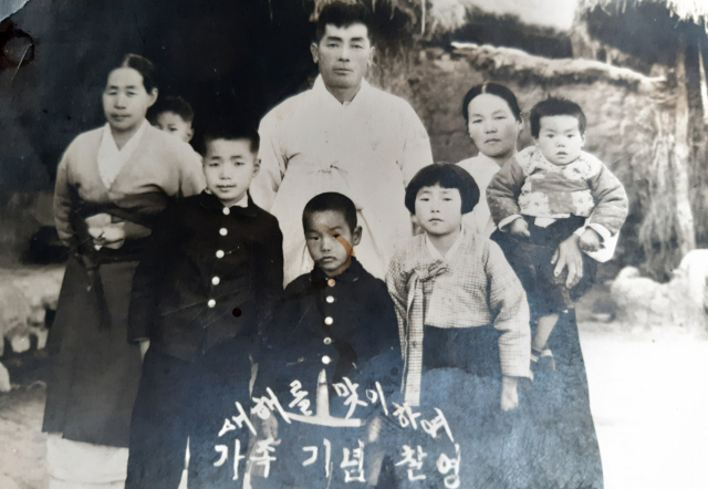 새해를 맞아 정성필(가운데 아래) 씨와 어머니 故 이순남 씨(오른쪽 두번째) 가족, 친척이 찍은 기념촬영.