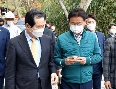 지난 14일 경북 경주 불국사를 방문한 정세균 국무총리가 이철우 경북도지사와 대화를 나누고 있다. 경북도 제공