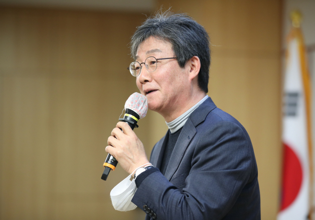 유승민 전 국회의원이 8일 국회 의원회관에서 열린 청년정치학교 4기 졸업식에서 축사하고 있다. 연합뉴스