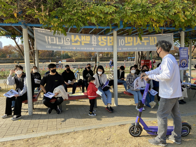 14일 대구시자전거안전교육장에서 공유형 전동킥보드 대여업체 빔모빌리티코리아가 시민들을 대상으로 안전주행 아카데미를 열었다. 빔모빌리티코리아 제공