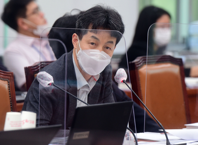 더불어민주당 윤건영 의원이 8일 국회에서 열린 외교통일위원회의 통일부 등에 대한 국정감사에서 질의하고 있다. 연합뉴스