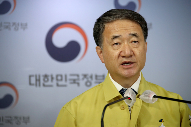 중앙재난안전대책본부 1차장인 박능후 보건복지부 장관이 15일 정부서울청사 브리핑실에서 신종 코로나바이러스 감염증(코로나19) 중대본 회의 결과 브리핑을 하고 있다. 연합뉴스