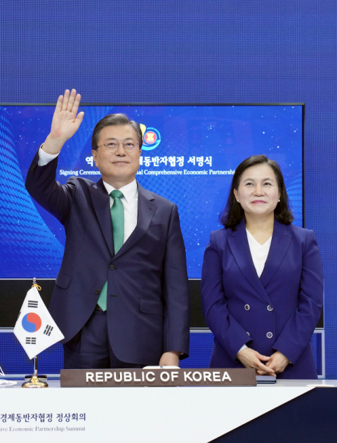 문재인 대통령이 15일 청와대에서 열린 세계 최대규모의 자유무역협정(FTA)인 