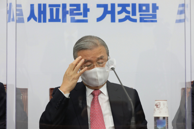 국민의힘 김종인 비상대책위원장이 16일 서울 여의도 국회에서 열린 비상대책위원회의에서 얼굴을 만지고 있다. 연합뉴스