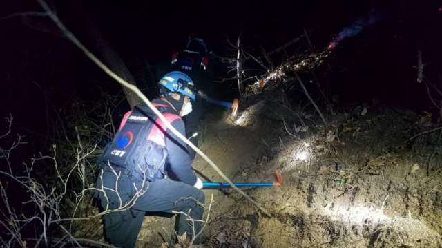 지난 15일 경북 안동시에서 발생한 야간 산불을 진화하고자 남부지방산림청 특수진화대원이 작업을 벌이고 있다. 남부지방산림청 제공