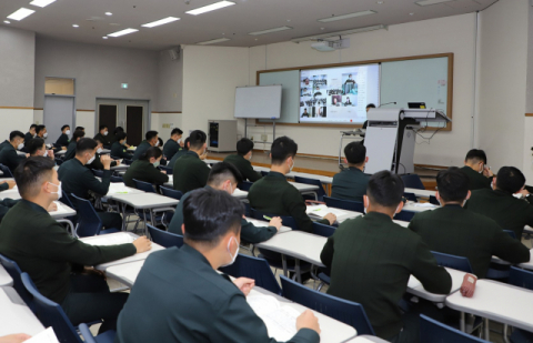 3사관학교 56기 및 57기 생도들이 충성대 리더십 세미나 발표자의 발표내용을 듣고 있다. 육군3사관학교 제공