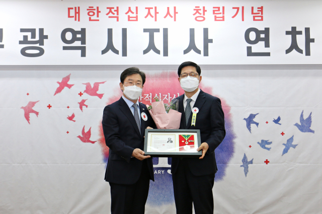 이원철(오른쪽) 금복주 대표이사가 대한적십자 최고명예대상을 수상하는 모습. 금복주 제공