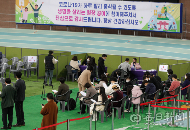 16일 대구육상진흥센터에서 코로나19 치료제의 신속한 개발을 위해 3차 단체 혈장공여에 나선 신천지예수교 대구교회 신도들이 차례를 기다리고 있다. 우태욱 기자 woo@imaeil.com