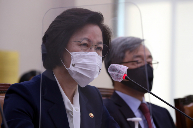 추미애 법무부 장관이 16일 오전 서울 여의도 국회에서 열린 법제사법위원회 전체회의에 출석해 의원들 질의에 답하고 있다. 연합뉴스