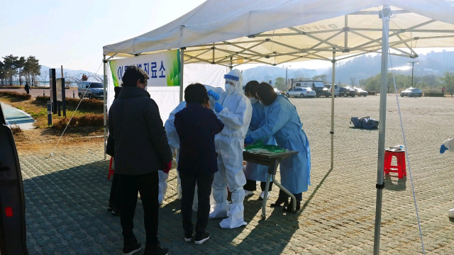 안동시는 개방된 야외공간에서 검사자들 간 접촉을 최소화 하는 드라이브 스루 방식의 코로나19 검체를 시행하고 있다. 안동시 제공