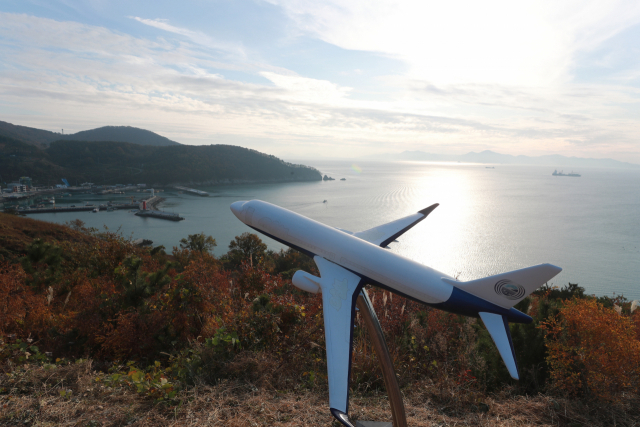 국무총리실 산하 김해신공항 검증위원회가 김해신공항 타당성 검증 결과 발표를 하루 앞둔 16일 오후 부산 강서구 가덕도동 대항항 전망대에서 항공기 모형이 설치 돼 있다. 연합뉴스
