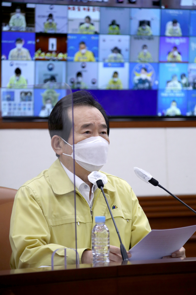 정세균 국무총리가 17일 오전 정부서울청사에서 열린 신종 코로나바이러스 감염증(코로나19) 대응 중앙재난안전대책본부(중대본) 회의를 주재하며 발언하고 있다. 이 회의에서 신종 코로나바이러스 감염증 확진자가 가파르게 증가하는 수도권과 강원도의 