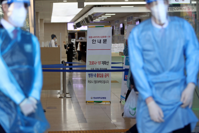 16일 오전 광주 동구 학동 전남대학교병원 본관(1동) 입구에 진료 중단 안내판이 설치됐다. 전남대병원은 의료진과 입원 환자에서 신종 코로나바이러스 감염증(코로나19)가 확산하자 16일까지 외래 진료와 응급실 운영을 일시 중단하고 전수 조사를 하고 있다. 연합뉴스