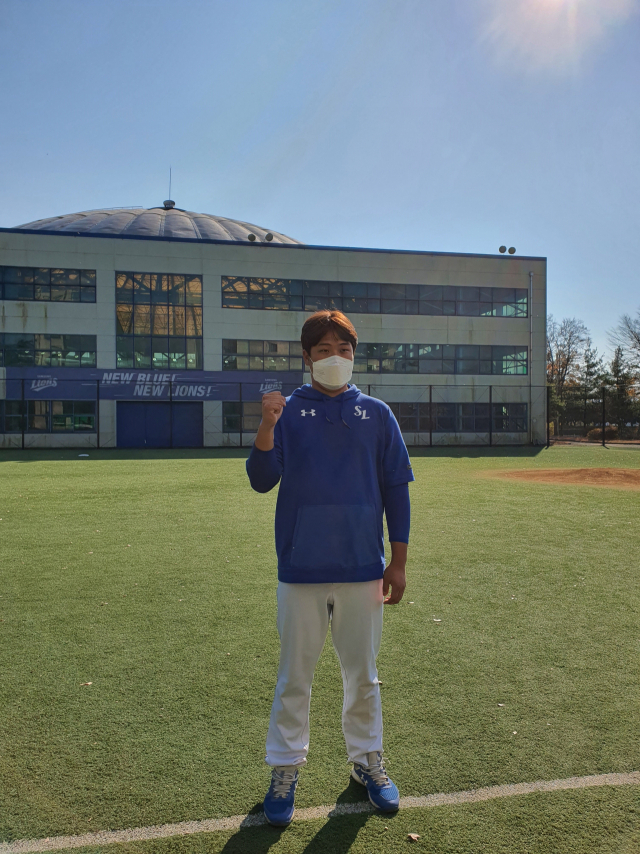 삼성라이온즈 포수 김도환이 17일 경산볼파크에서 인터뷰 후 기념촬영을 하고 있다. 김우정 기자