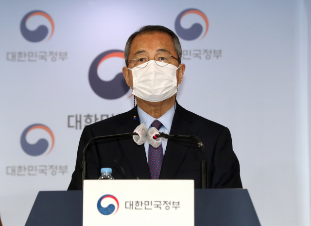 김수삼 김해신공항 검증위원장이 17일 오후 정부서울청사에서 김해신공항 검증 결과를 발표하고 있다. 연합뉴스