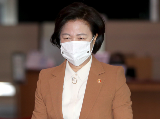 추미애 법무부 장관이 17일 오전 국무회의에 참석하기 위해 정부서울청사에 도착하고 있다. 연합뉴스