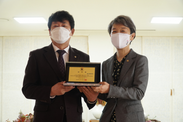 17일 김윤식 신협중앙회장(왼쪽)이 정재숙 문화재청장으로부터
