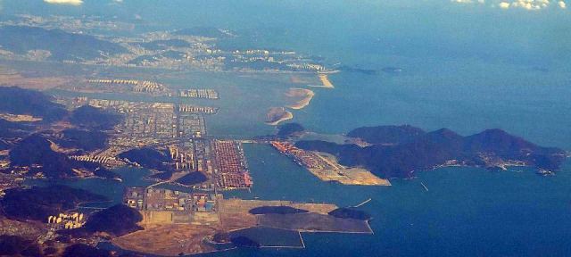부산 가덕도(사진 오른쪽)와 부산항 신항 일대 모습. 국무총리실 산하 김해신공항 검증위원회는 17일 김해신공항 타당성 검증 결과를 발표하면서 