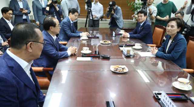 김현미 국토교통부 장관이 2019년 6월 20일 오후 서울 용산구 국토교통부 서울사무소에서 김경수 경남도지사, 오거돈 부산광역시장, 송철호 울산광역시장 등과 김해신공항 관련 현안사항을 논의하고 있다. 연합뉴스