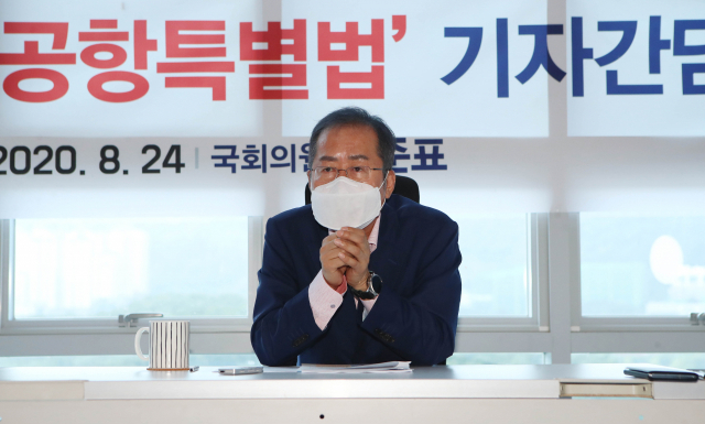 홍준표 의원(대구 수성을)이 24일 대구 수성구 자신의 사무실에서 열린 기자간담회에서 