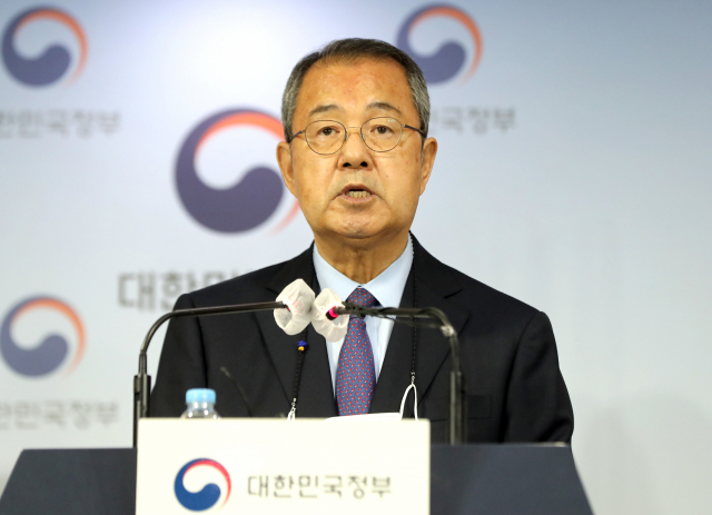 김수삼 김해신공항 검증위원장이 17일 오후 정부서울청사에서 김해신공항 검증 결과를 발표하고 있다. 연합뉴스