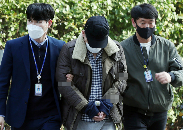 인천에서 음주운전을 하다가 중앙선을 침범한 뒤 오토바이를 들이받고 도주하다가 경찰에 붙잡힌 A(38)씨가 13일 오후 구속 전 피의자 심문(영장실질심사)을 받기 위해 인천시 미추홀구 인천지방법원으로 들어서고 있다. 연합뉴스