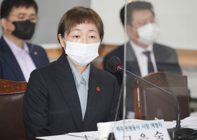 고은숙(53) 제주관광공사 사장 예정자가 28일 제주도의회 문화관광체육위원회 회의실에서 열린 인사청문회에서 의원들의 질문에 답변하고 있다. 연합뉴스