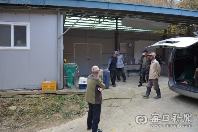 경산시 용성면 부제리 주민들이 경산시 유기동물보호소 앞에서 행복동물복지 치유센터 건립을 반대하는 뜻을 밝히고 있다. 김진만 기자
