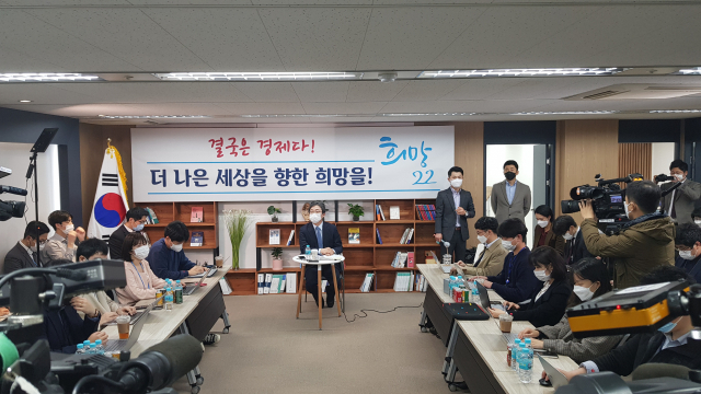 유승민 전 국민의힘 국회의원이 18일 오전 여의도 국회 맞은편 