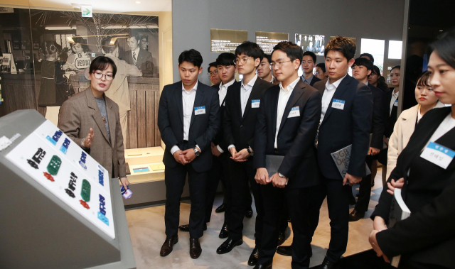 지난해 신입행원들이 DGB금융박물관을 견학중이다. 대구은행 제공