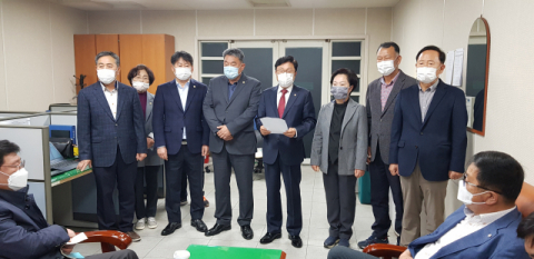국민의힘 소속 국회의원과 지방의원들이 봉화군 도촌리 폐기물소각장 반대 기자회견을 갖고 있다. 왼쪽부터 조병두·이영미·엄기석 군의원, 권영준 봉화군의회 의장, 박형수 국회의원, 김상희·황재현 군의원, 박형국 경북도의원. 마경대 기자