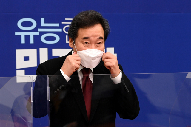 더불어민주당 이낙연 대표가 18일 오전 국회에서 열린 특보단 임명장 수여식에서 마스크를 고쳐쓰고 있다. 연합뉴스