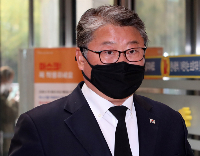 조원진 우리공화당 대표가 지난달 27일 오후 고 이건희 삼성그룹 회장 빈소가 마련된 서울 강남구 삼성서울병원 장례식장으로 들어서고 있다. 연합뉴스